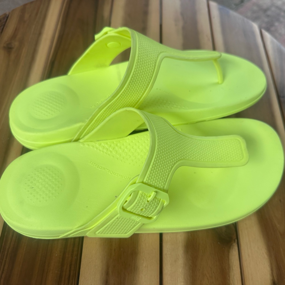 FitFlop iQUSHION Adjustable Buckle Flip-Flops Electric Yellow Womens Size 10